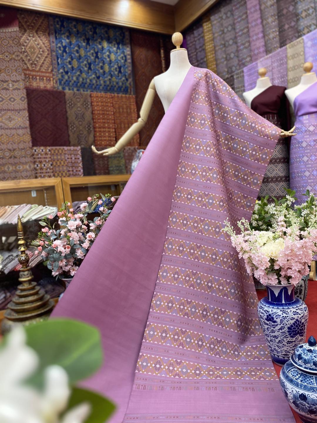 (ผ้าชุด)ไหมแพรวา ตัดชุดลายจกเกาะขิด ขนาด 63x500ซม (ลาย 2.3เมตร+สีพื้น 2.7เมตร) พื้นสีชมพูม่วง รหัส P10-BM-0910686