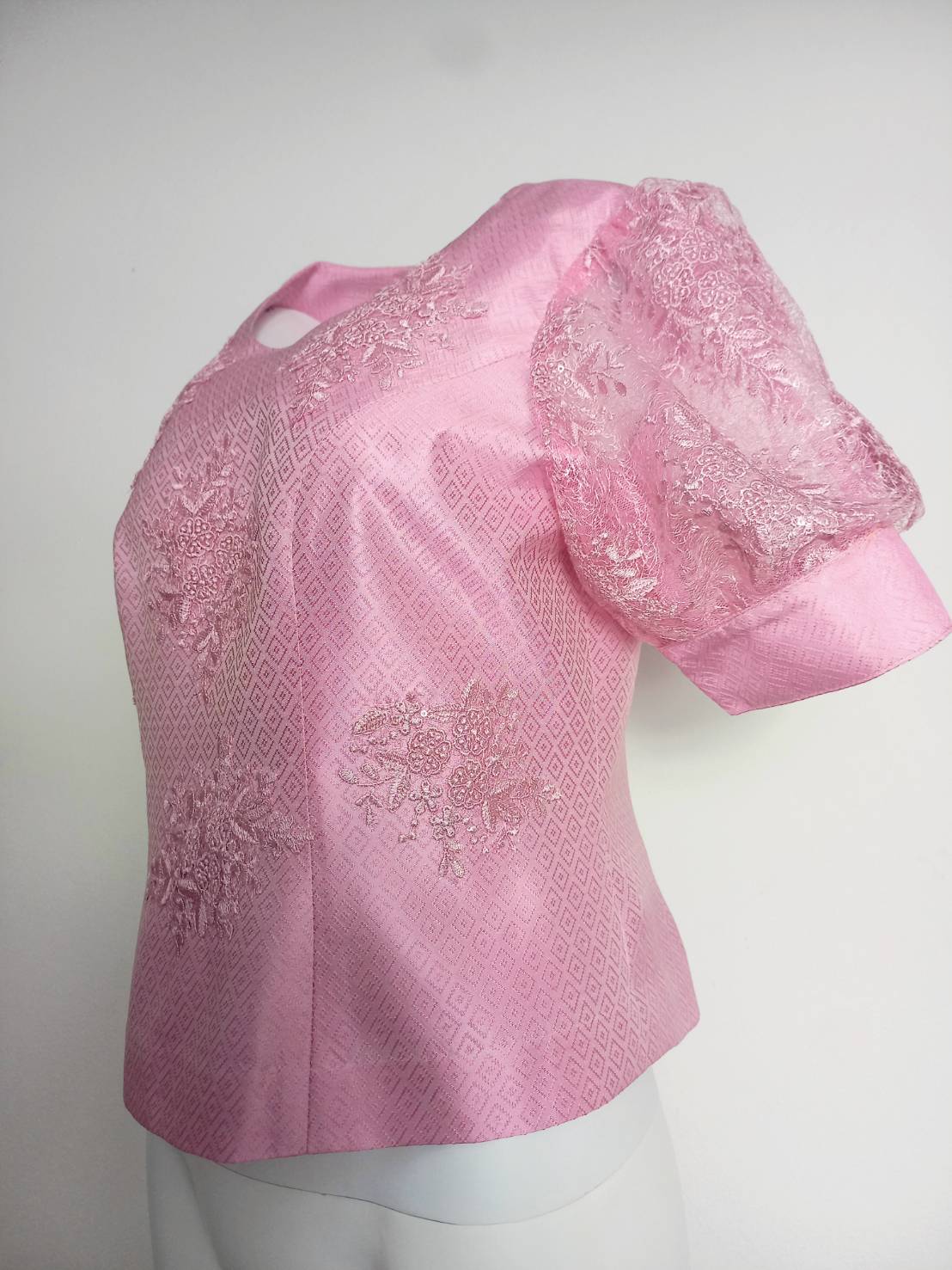 เสื้อผ้าไหมยกดอก แต่งลายลูกไม้ | เลือกผ้า ส่งไซส์ได้