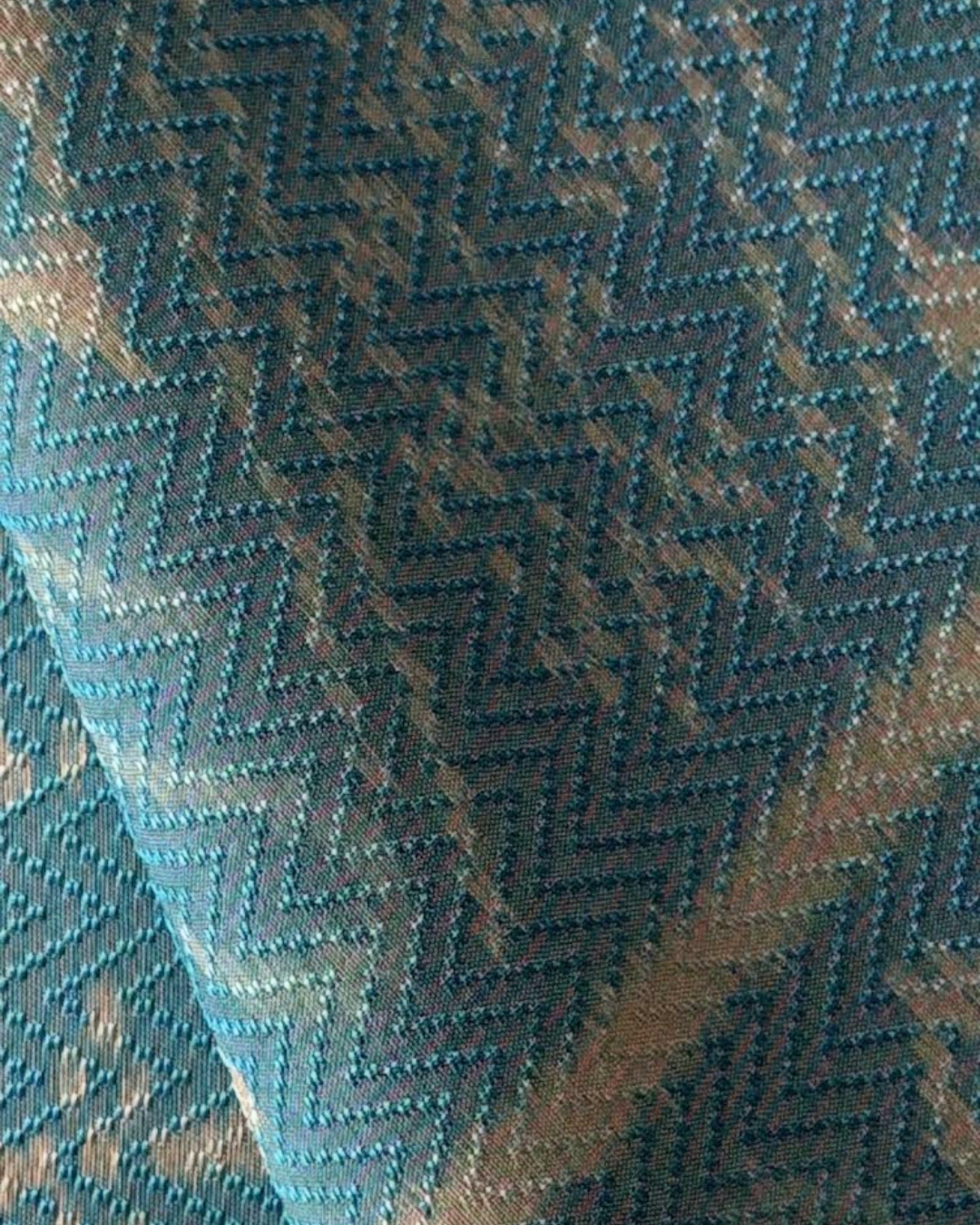 (ผ้าชุด)ไหมมัดหมี่ 6ตะกอ ไหมแท้ (ผ้าลาย 2เมตร+สีพื้น2เมตร) ลายสิริราชพัสตราภรณ์ สีฟ้า รหัส L8A-NY-45566