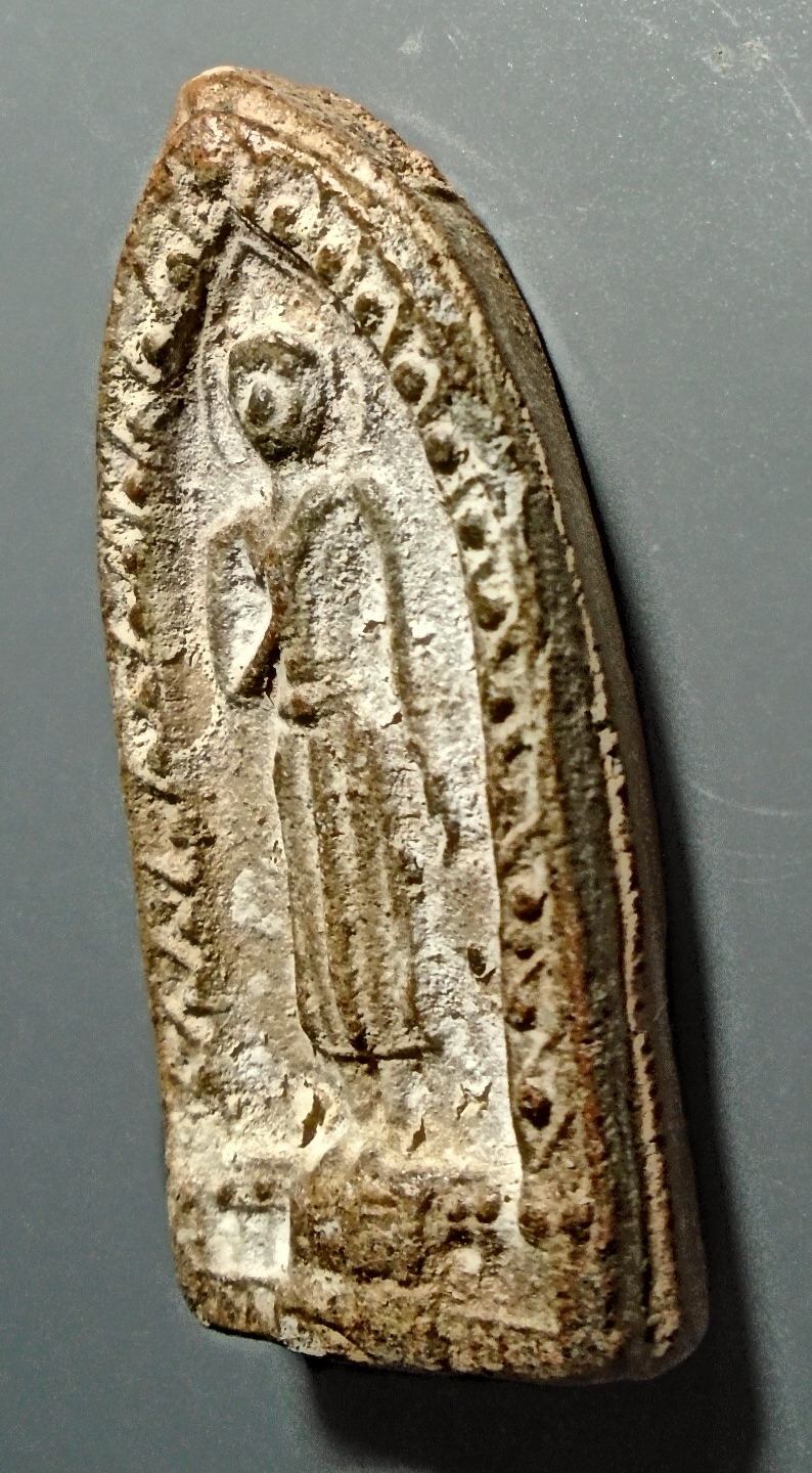 พระร่วงยืนประทานพร หลังยันต์ เนื้อดิน กรุทับผึ้ง สุโขทัย