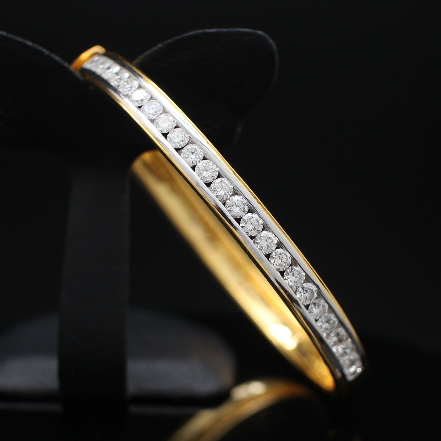 BL25151 กำไลเพชรแถวครึ่งวง เพชรแท้ 25 เม็ด 2 กะรัต ทองแท้ 90% นน.รวม 19.4 กรัม เส้นผ่านศูนย์กลาง 5.3 ซม.