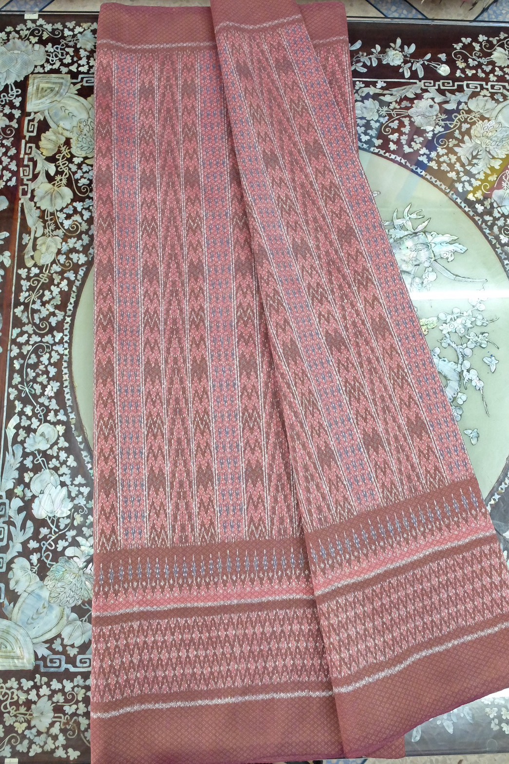 (ผ้าชุด)ผ้าไหมมัดหมี่ ยกดอกลูกแก้ว สีธรรมชาติ (ผ้าลาย 2เมตร+สีพื้น 2เมตร) เฉดสีชมพูกะปิ รหัส L8A-ST-0310684