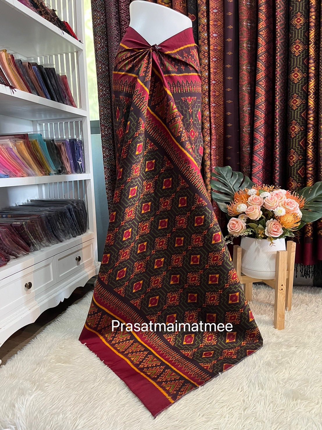 ซิ่น ผ้าไหมมัดหมี่ 3ตะกอ ขนาด 1x2เมตร ท้องผ้าสีเขียวเชิงแดง รหัส R2Q-PS-05076843