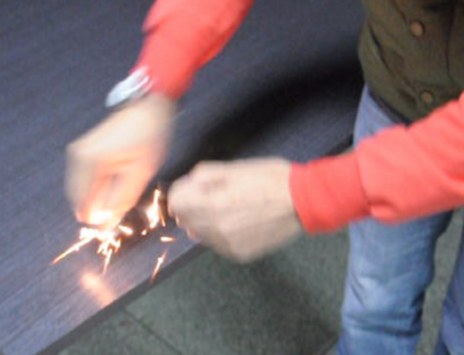 ตัวล็อคก้ามปู มีเข็มทิศ,แท่งจุดไฟและนกหวีดในตัว