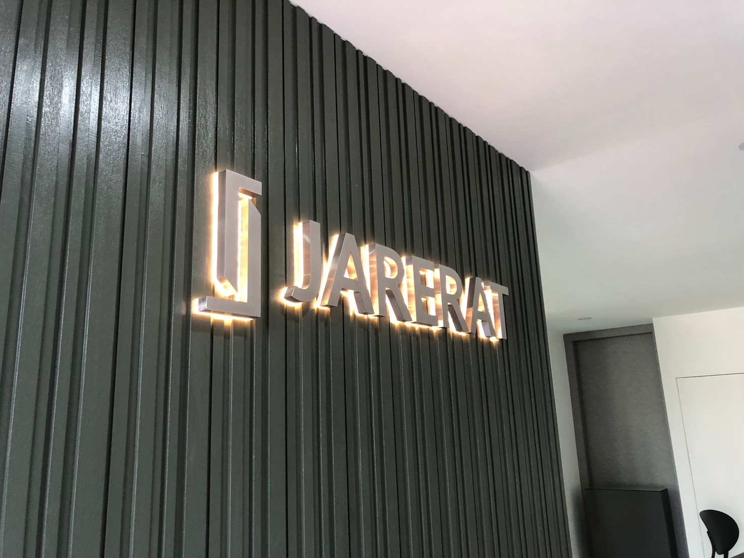 ป้ายอักษรเเสตนเลสสีเงิน ไฟออกหลัง