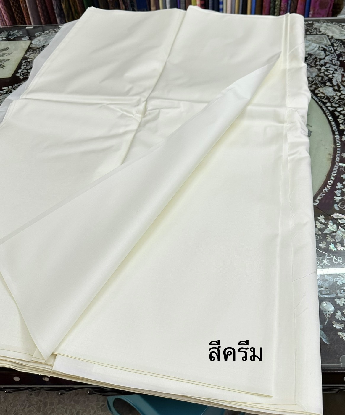 ผ้าไหมสีพื้น เนื้อเรียบ ไหมแท้ 2เส้น สีครีม ขายตามความยาวหลา รหัส C-ST-1005671