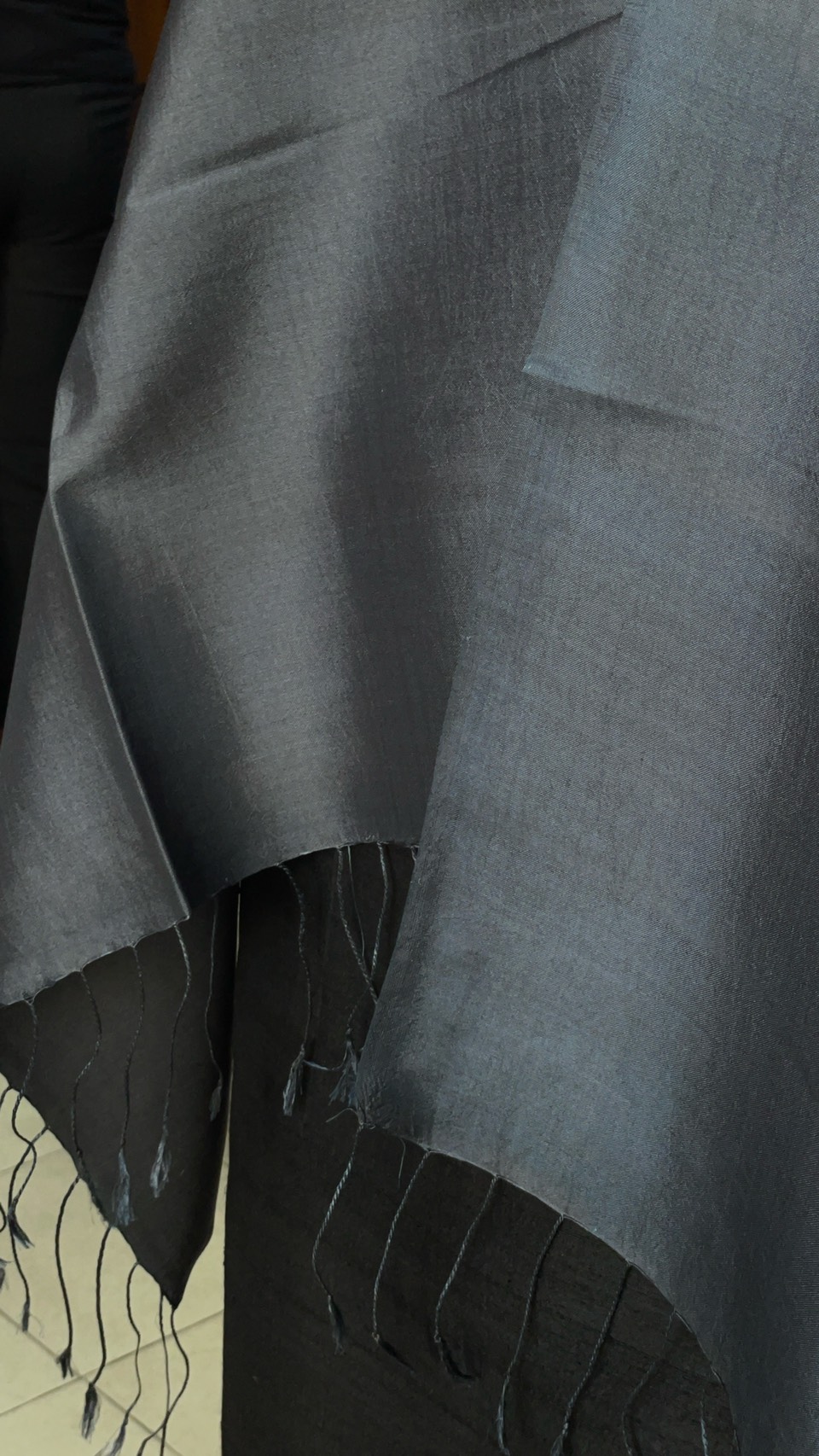 ผ้าคลุมไหล่ผ้าไหม สไลด์สี เนื้อเรียบ ขนาด 60x200ซม. สีเทา-สีเทาเข้ม รหัส ZYE-AA-1114682