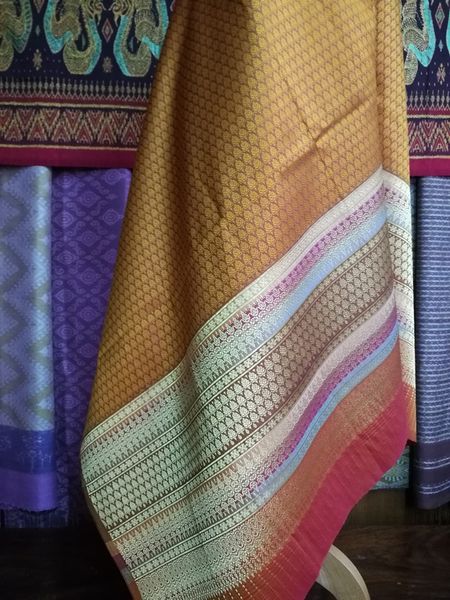 ซิ่น ผ้าไหมยกสุรินทร์ ไหมแท้ ขนาด 1x2เมตร เกาะเชิงดิ้นทอง พื้นสีน้ำตาลทอง รหัส N11-NY0224667