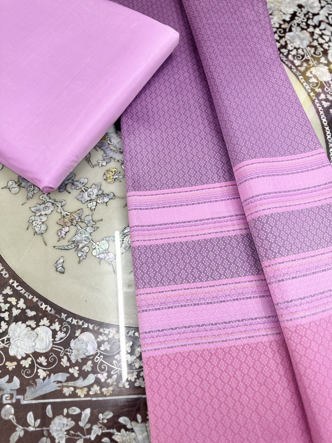 (ผ้าชุด)ไหมสีพื้นมีเชิง (ผ้าพื้น2หลา+ผ้าซิ่น2หลา) เฉดสีชมพูกลีบบัว รหัส B7C-ST-022668