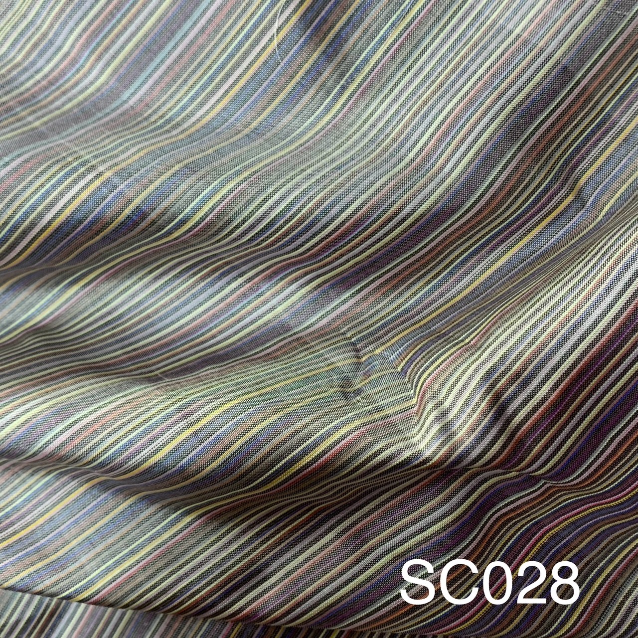 ผ้าไหมลายริ้ว เนื้อหยาบ ขายตามความยาวหลา โทนสีคละสี รหัส A8-AA-SC028