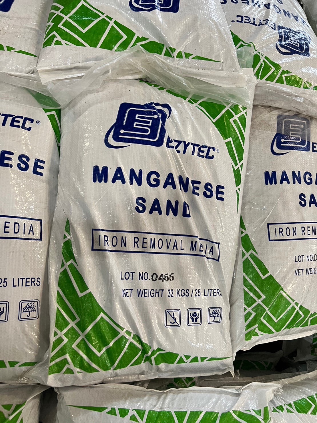 สารกรองน้ำ MANGANESE SAND EZYTEC (บรรจุ 25 ลิตร)