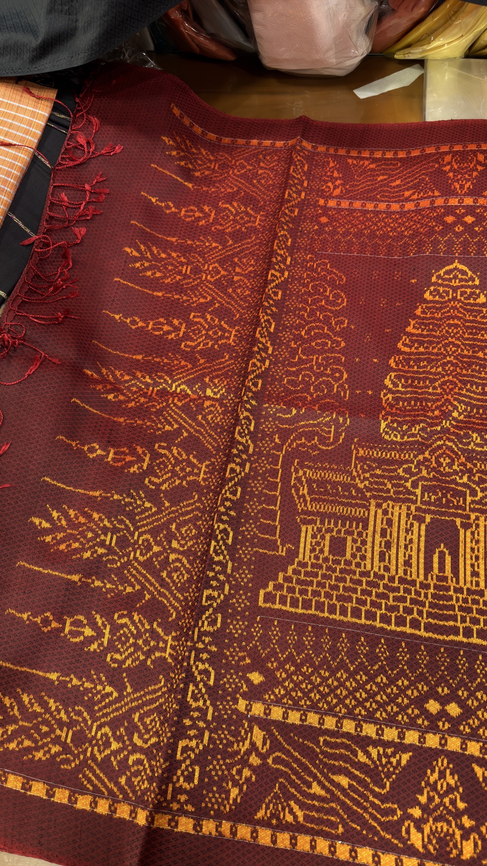 ซิ่น ผ้าไหมมัดหมี่ ไหมแท้ เนื้อยกดอก มีชายครุย ขนาด 1x2มตร ลายปราสาทตาควาย สีแดงเม็ดมะขาม รหัส M2A-AA-111768