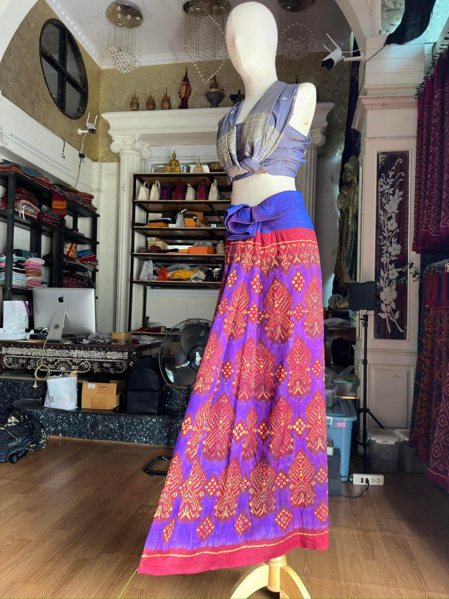 ซิ่น ไหมมัดหมี่รุ่นพิเศษ งานทอ 3ตะกอ ขนาด 115x160ซม สีน้ำเงิน รหัส N9-SIL-JA3