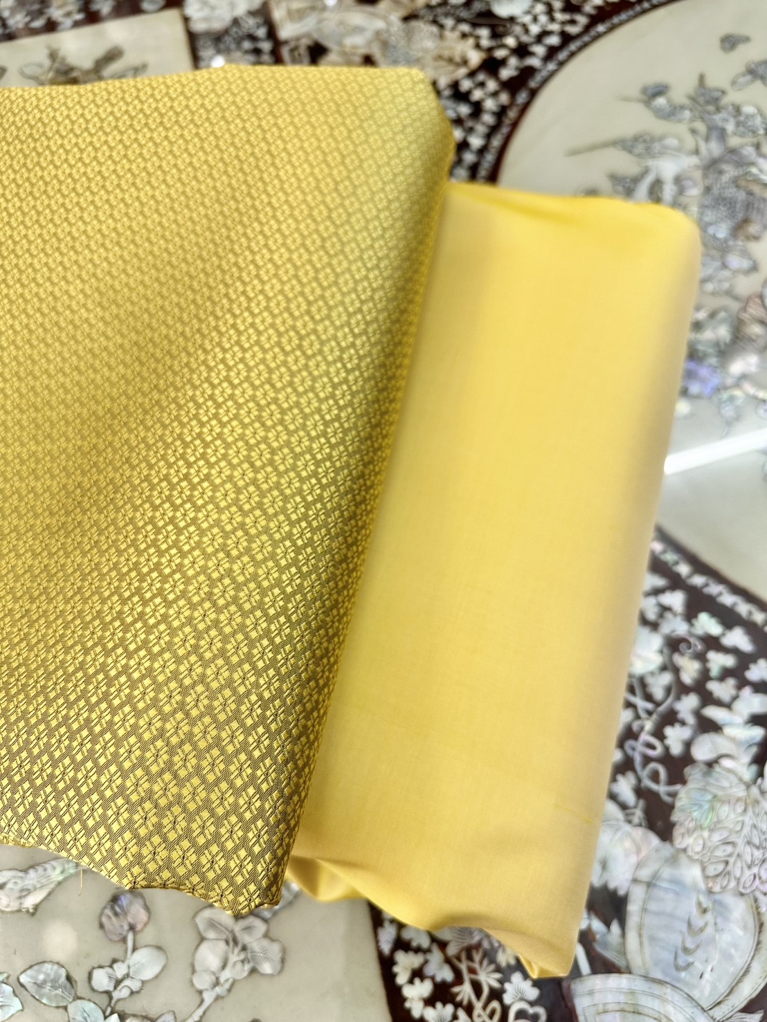 (ผ้าชุด)ไหมสีพื้น ตัดได้1ชุด (ผ้าพื้น 2เมตร+ผ้าซิ่น 2เมตร) สีเหลืองอ่อน รหัส BC-ST-112668