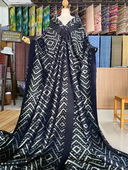 ผ้าไหมลายพิเศษ มัดหมี่ประยุกต์ ไหมแท้ สีกรมเกือบดำ เลือกตามขนาด รหัส MMFZ-116-1113682