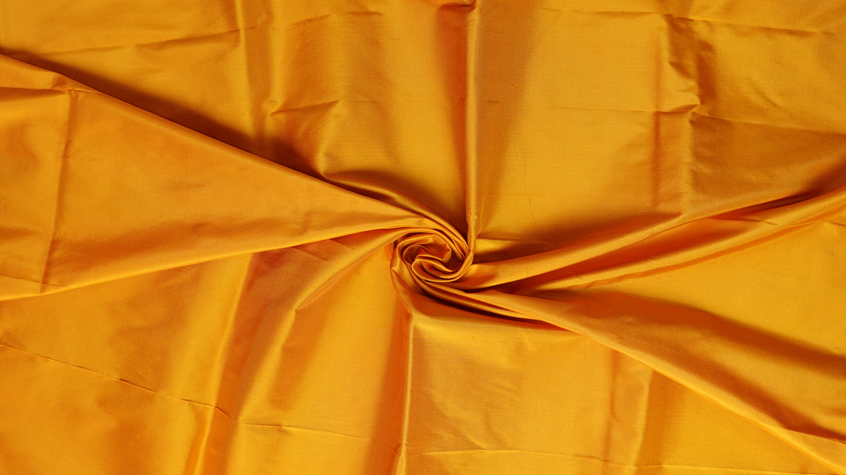 ผ้าไหมสีพื้น เนื้อเรียบ ไหมแท้ 2เส้น สีราช (ราคาต่อหลา) รหัส C-NY-SKU-36561