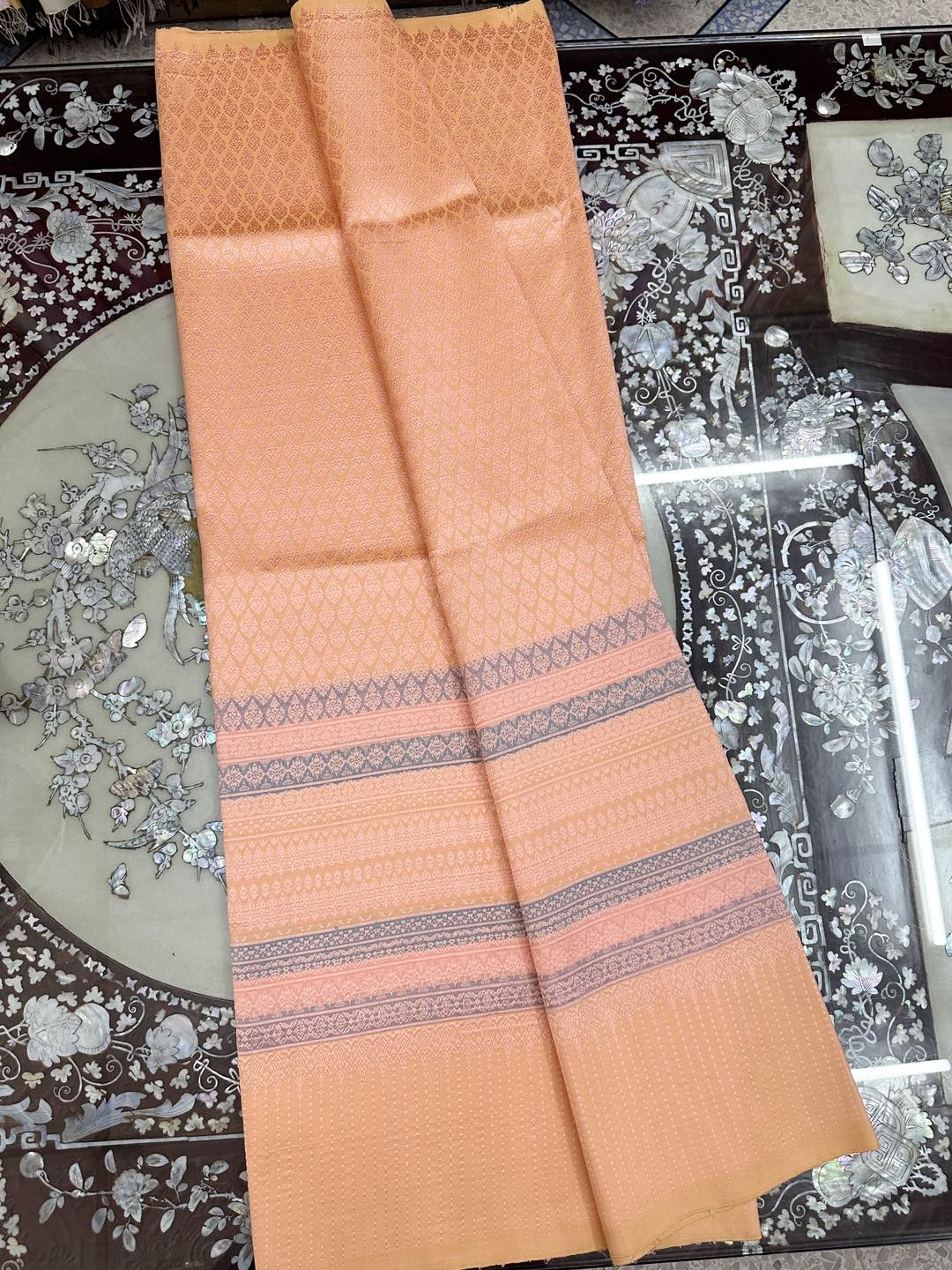 ซิ่น ผ้าไหมยกสุรินทร์ ไหมแท้100% 32ตะกอ ขนาด 1x2เมตร พื้นสีส้มทอง รหัส N11-ST-0121672