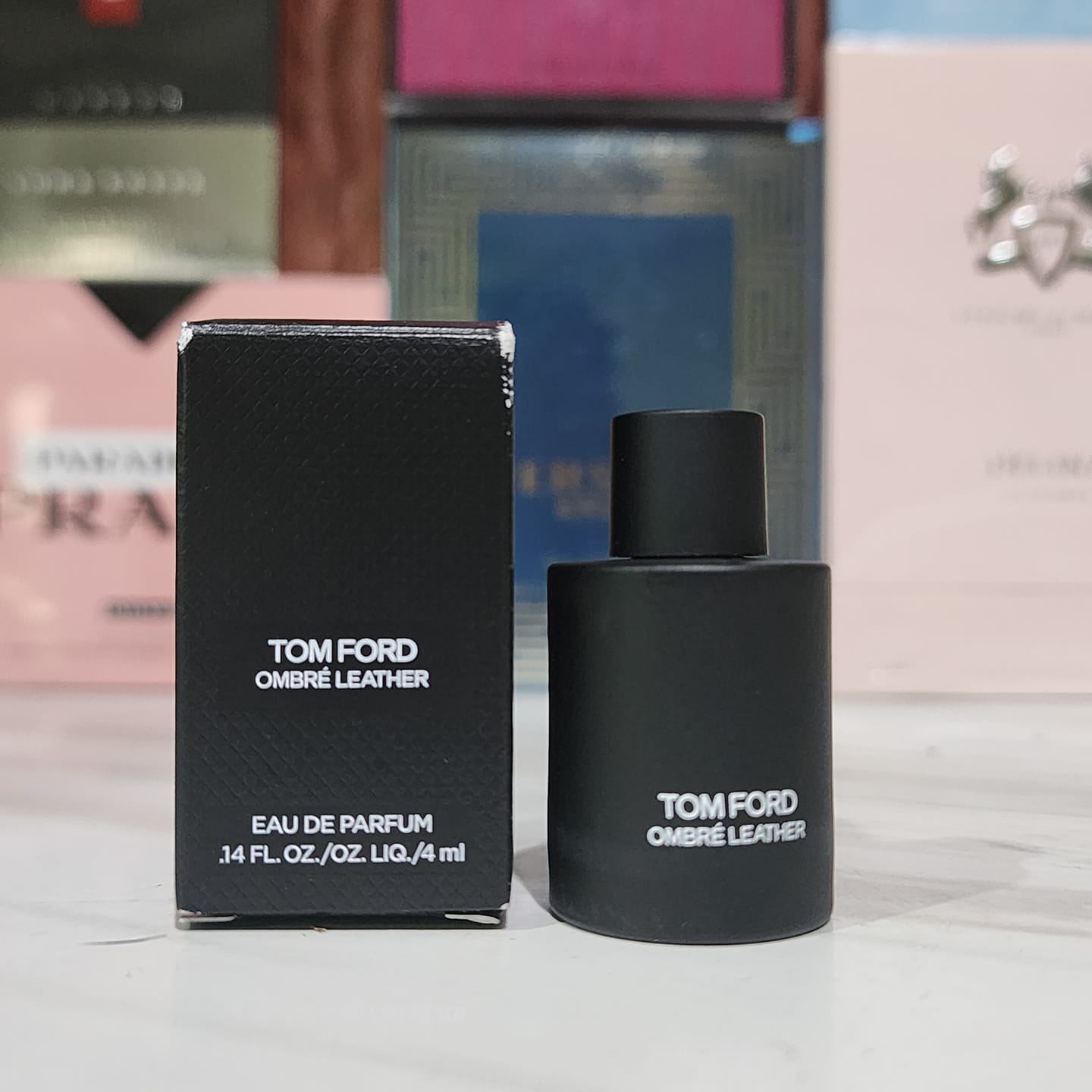 น้ำหอมจิ๋วมินิ Tom Ford Ombré leather Eau de Parfum 4mlแบบแต้มมีกล่อง ( Mini Perfume น้ำหอมขนาดพกพา) น้ำหอมจิ๋วมินิ ขวดน่ารัก ตั้งโชว์ก็สวย พกพาก็สะดวก หัวแต้มตามจุดชีพจร
