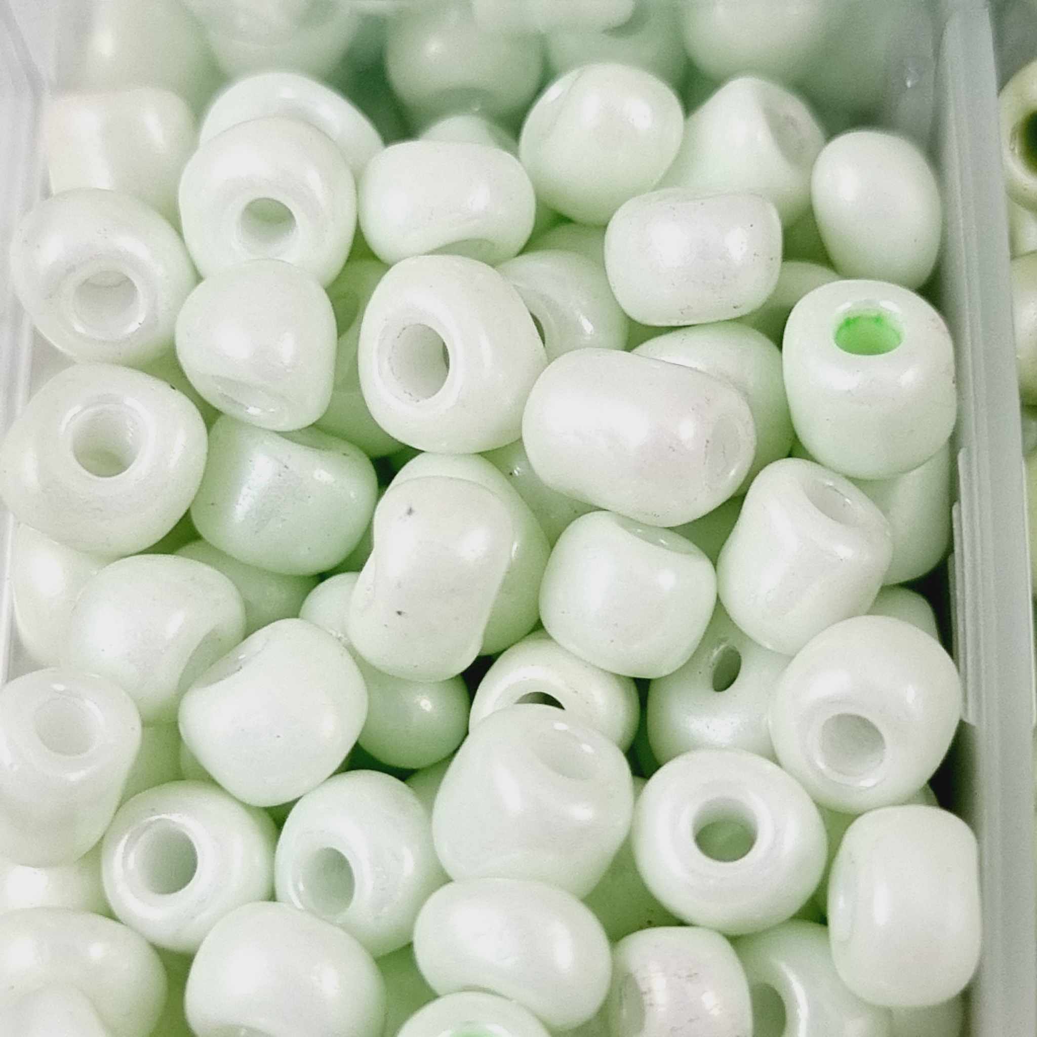 ลูกปัด Glass Beads 2-4มิลลิเมตร เม็ดทราย ลูกปัดแก้วมุก ใส ด้าน DIY สร้อยคอ สร้อยข้อมือ เครื่องประดับ ประมาณ กล่องละ +- 2000ชิ้น โทนเขียว