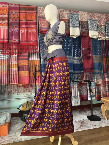 ซิ่น พระตะบอง ผ้าจามทอสามตะกอ ขนาด 115x170ซม สีแดง รหัส N9-SIL-AJ19
