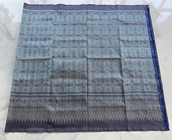 ซิ่น ผ้าไหมมัดหมี่ ทอยกดอกลูกแก้ว สีธรรมชาติ ขนาด 1x2เมตร ลายมะเขือ พื้นสีเทาคราม รหัส L9A-30-1031684