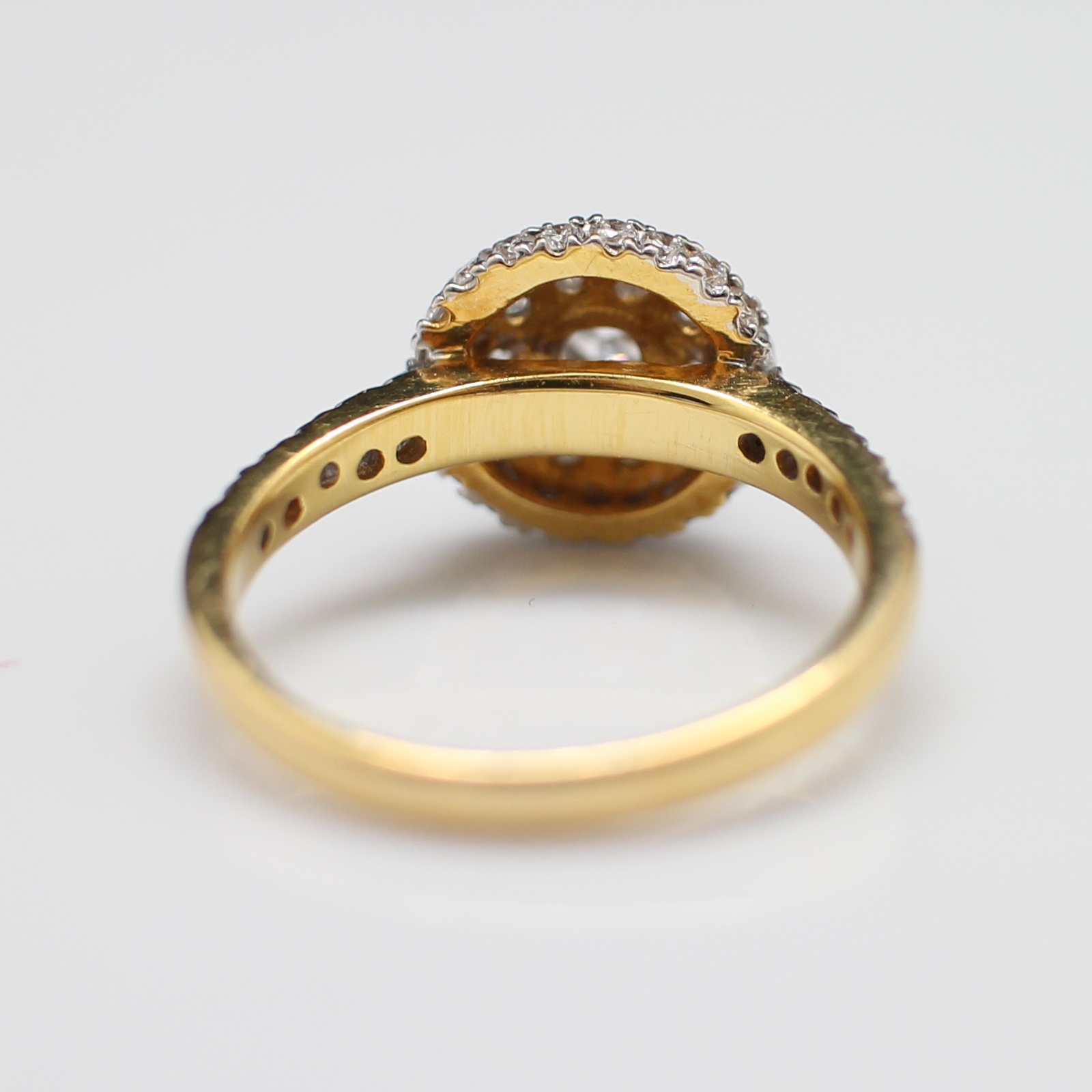 RG250112 แหวนเพชรชูล้อมเพชร เพชรเม็ดกลาง 0.23 กะรัต เพชรล้อม 41 เม็ด 0.73 กะรัต ทองแท้ 18k นน.รวม 4.4 กรัม ขนาดแหวน 53.5