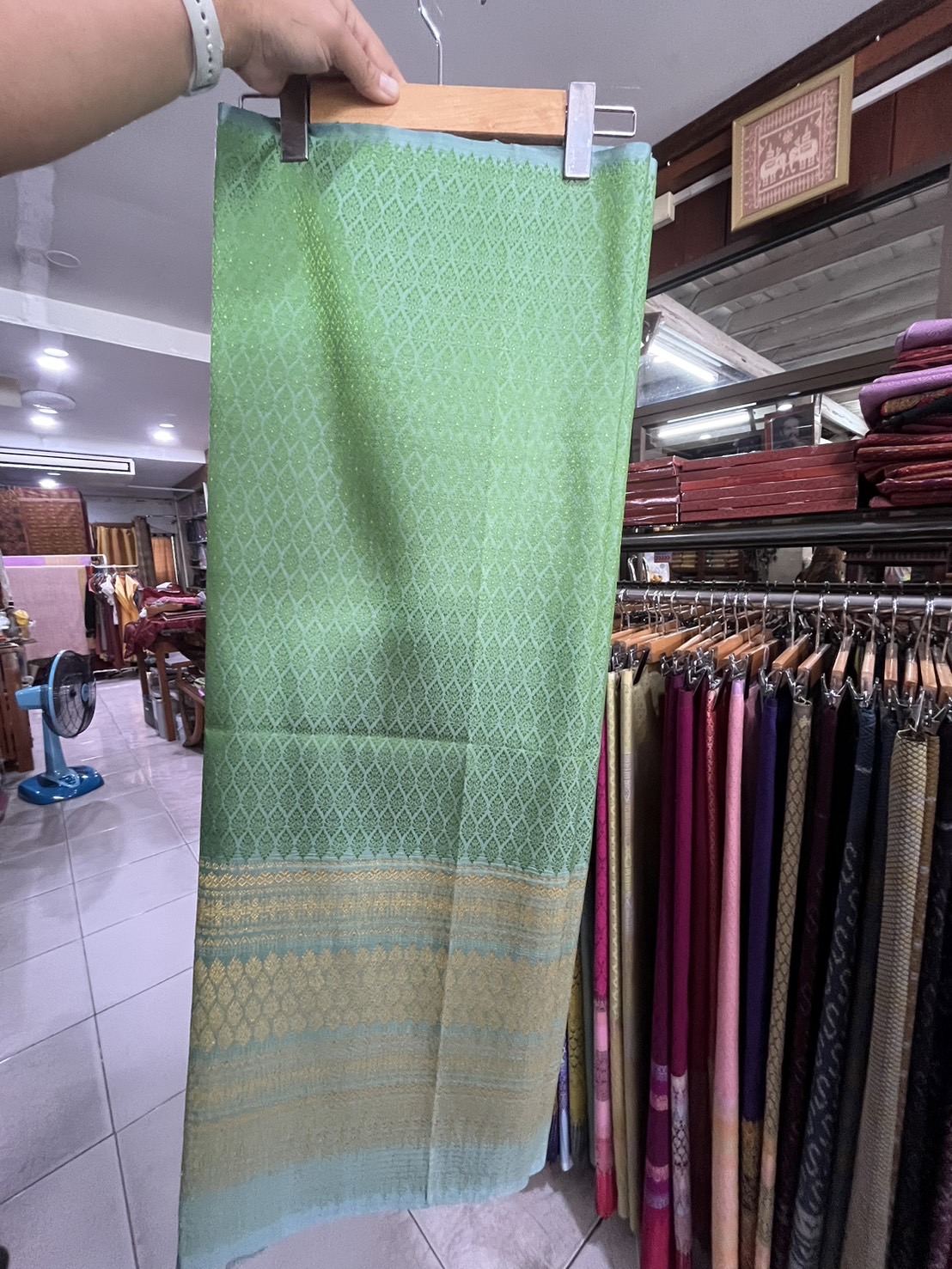 ซิ่น ผ้าไหมยกสุรินทร์ ไหมแท้ ขนาด 1x2เมตร เกาะเชิงดิ้นทอง พื้นสีเขียว รหัส N11-NY-0725671424