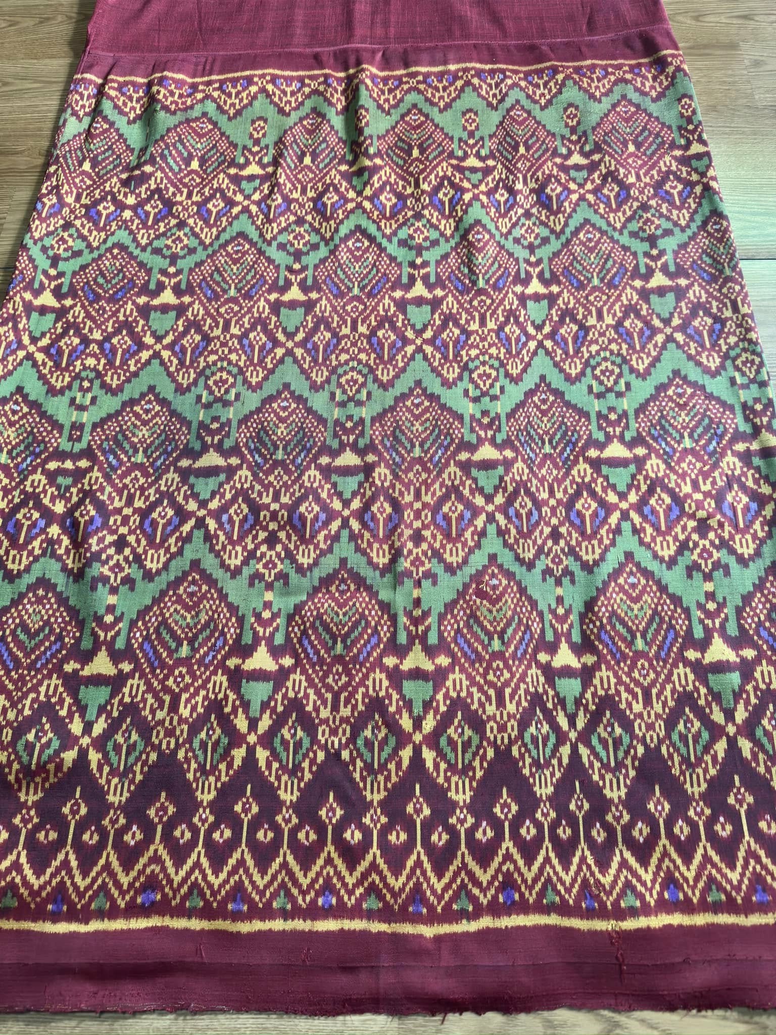 ซิ่น พระตะบอง ผ้าจามทอสามตะกอ ขนาด 118x150ซม พื้นสีแดง รหัส N9-SIL-AJ18