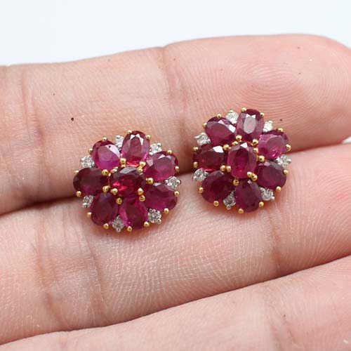 ER25056 ต่างหูทับทิมกระจุกฝังเพชร เพชรแท้ 14 เม็ด 0.20 กะรัต ทองแท้ 18k นน.รวม 3.8 กรัม