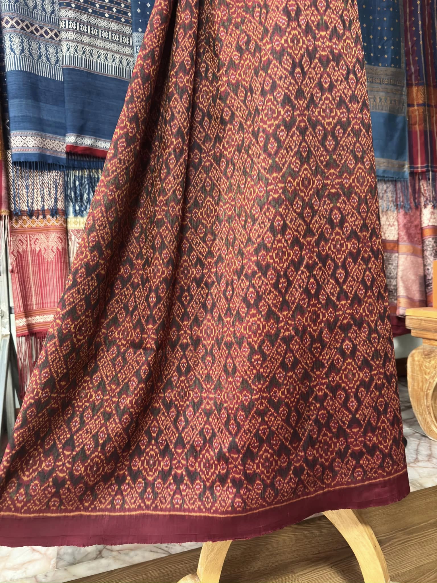 ซิ่น พระตะบอง ผ้าจามทอสามตะกอ ขนาด 118x150ซม พื้นสีม่วงแดง รหัส N9-SIL-AJ8