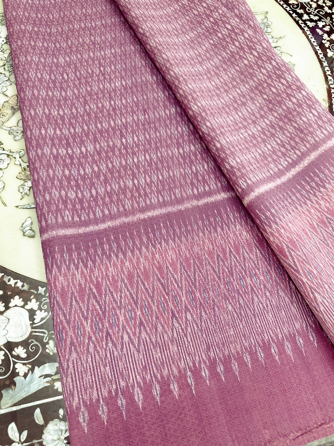 (ผ้าชุด)ผ้าไหมมัดหมี่ยกดอก 6ตะกอ (ลาย 2เมตร+สีพื้น 2เมตร) สีแดงเหลือบน้ำเงิน รหัส L8A-ST-120666181