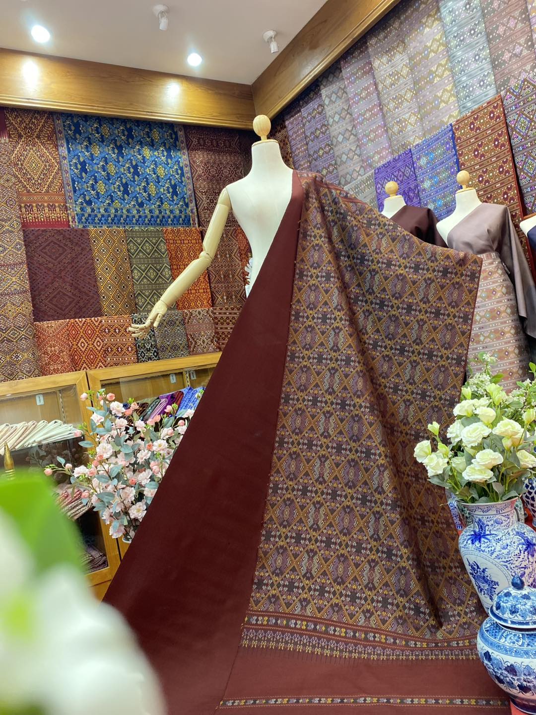 (ผ้าชุด)ไหมแพรวา ตัดชุดเกาะจกขิดหน้าพิเศษ ขนาด 73x500ซม (ลาย 2.3เมตร+สีพื้น 2.7เมตร) พื้นสีน้ำตาลแดง รหัส P10-BM-0929683