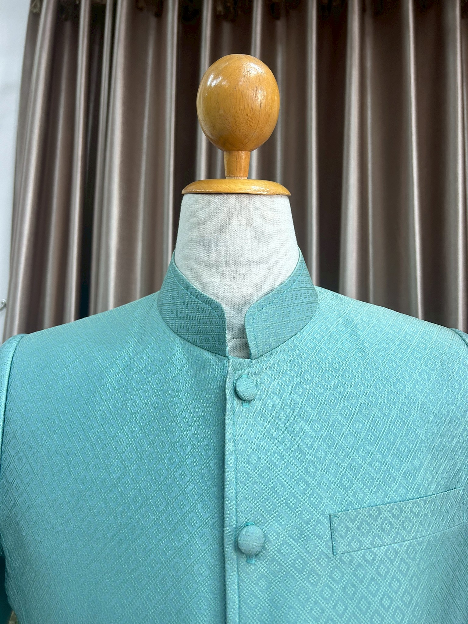 เสื้อสูทไหม แขนสั้น คอพระราชทาน ยกดอกลูกแก้ว สีฟ้า อก40นิ้ว รหัส DR-PK-033168105