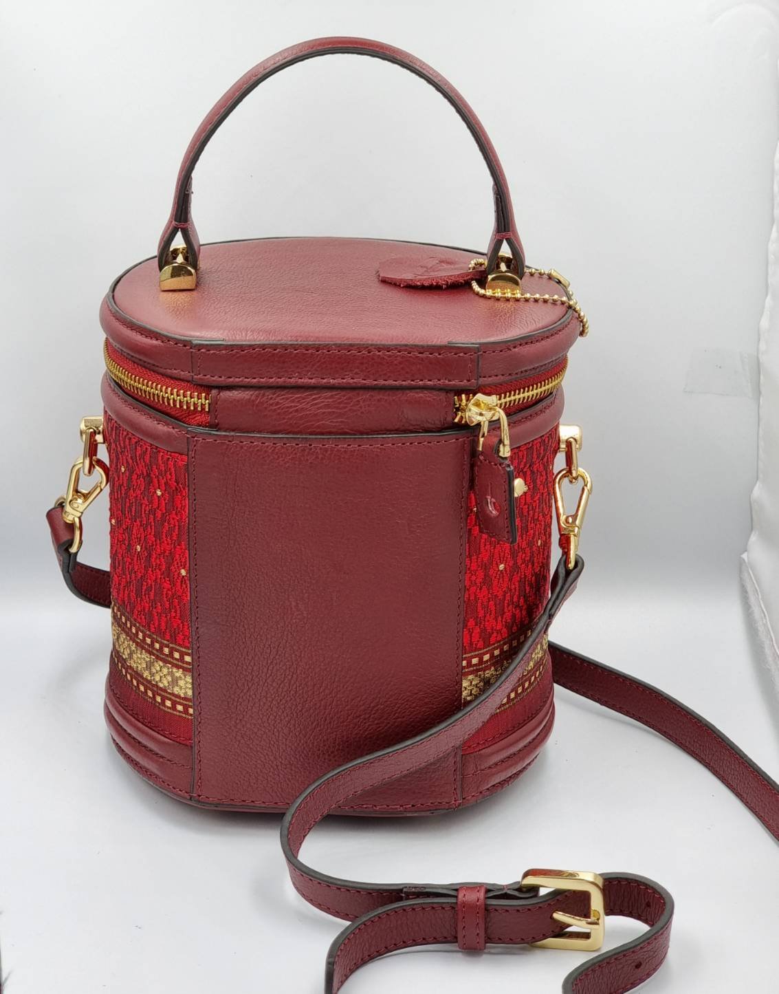 กระเป๋าถือ ผ้าไหมยกดอกลำพูน ขนาด ขนาด 6×7×6นิ้ว สีแดงเลือดหมู รหัส GLA-29-B006