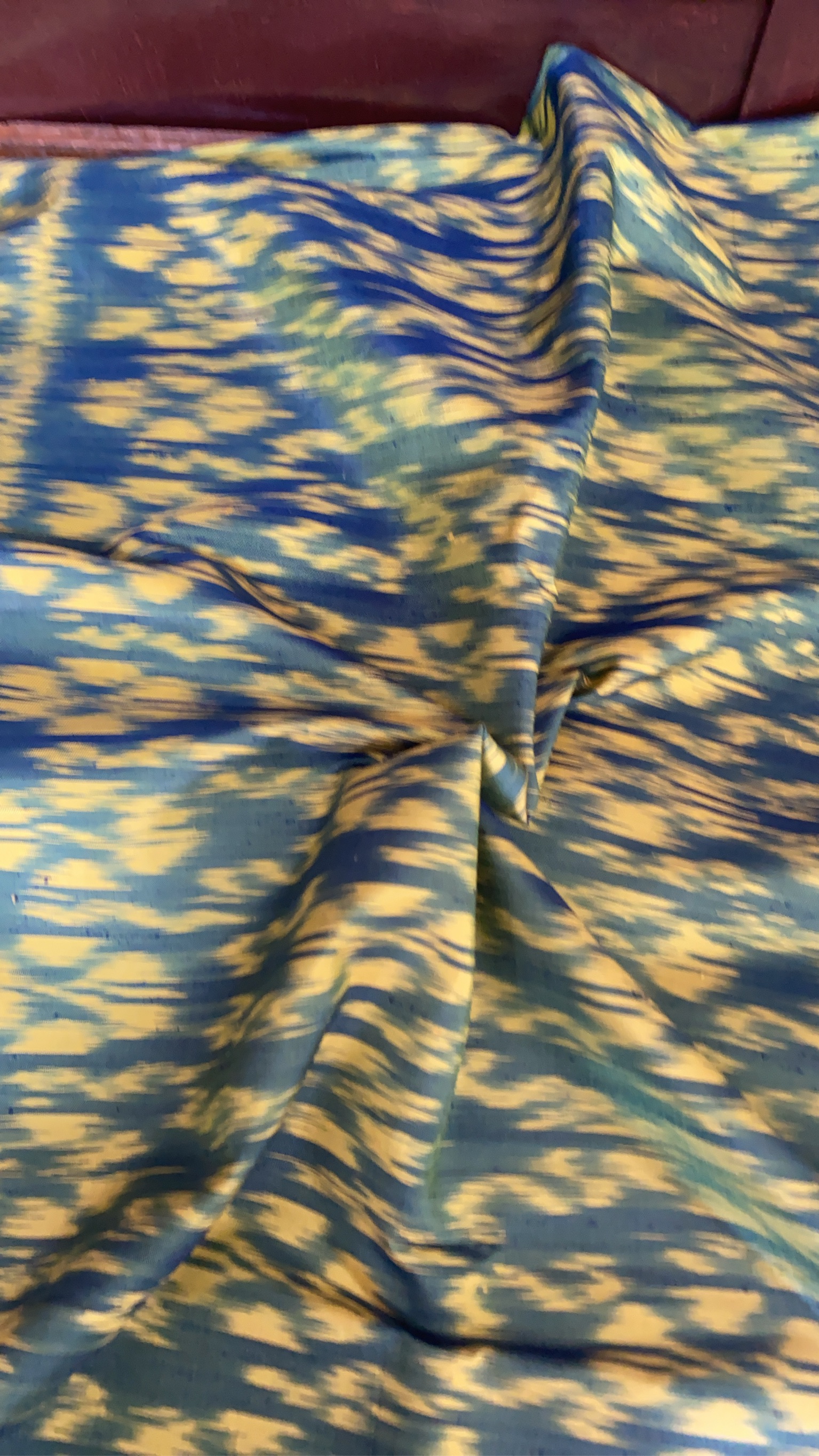 ผ้าไหมมัดหมี่ เนื้อไหมบ้าน ไหมแท้ทอมือ 3ตะกอ ขนาด 1x2เมตร พื้นสีน้ำเงิน รหัส R2Q-148-1126680