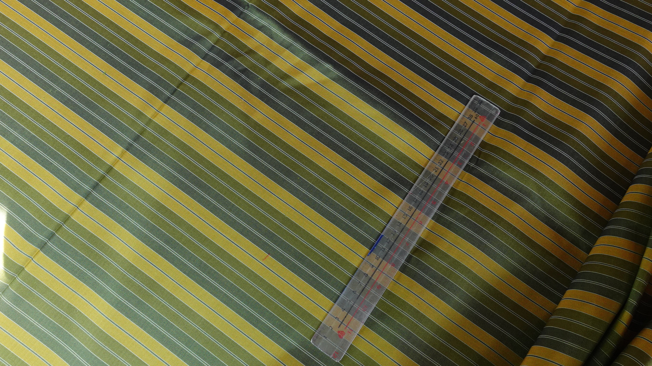 ผ้าไหม ลายริ้ว ไหมแท้ multicolor ลายขาวม้า สีเขียวขี้ม้า (ราคาต่อเมตร) รหัส MC-76-P4586