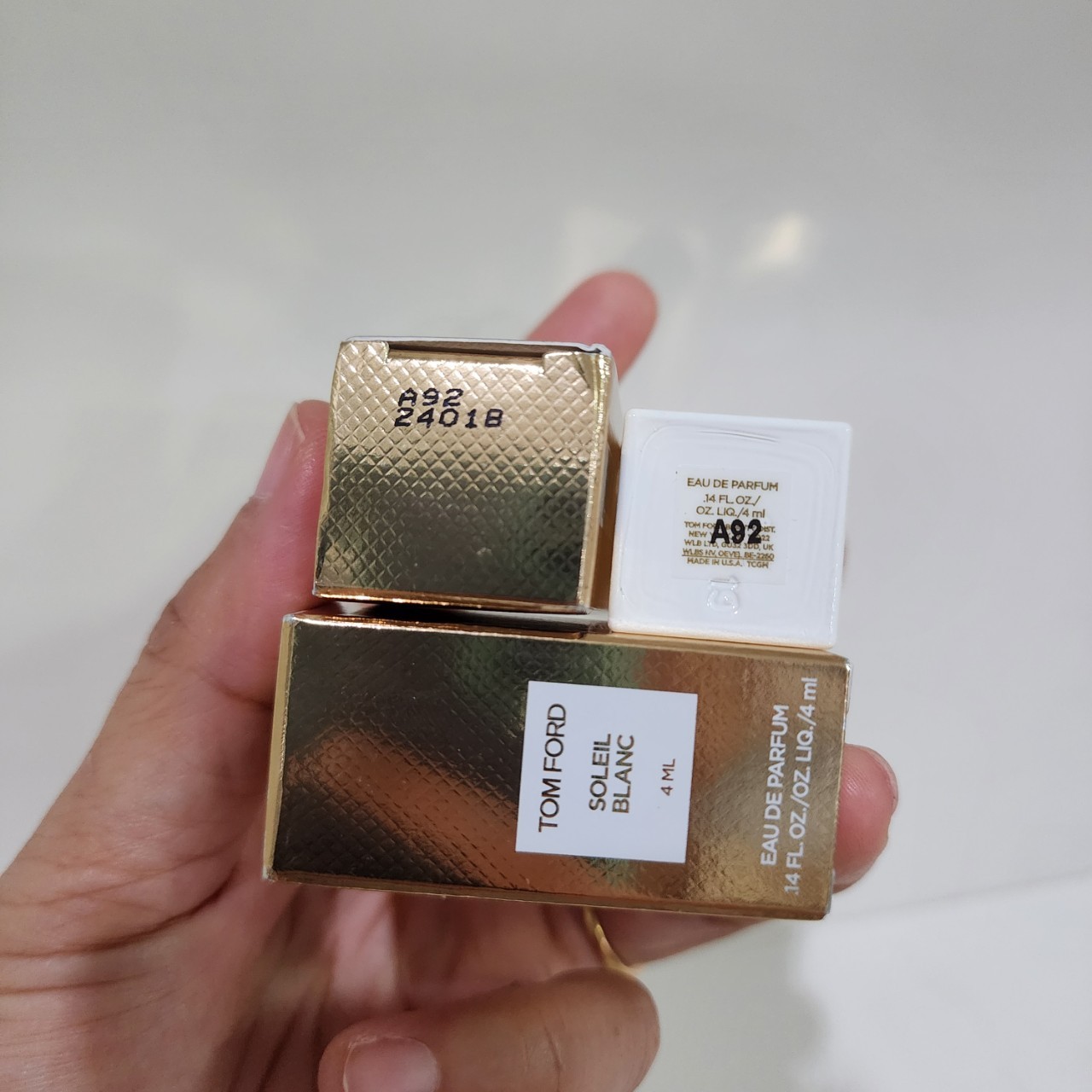 น้ำหอมจิ๋วมินิ Tom Ford Soleil Blanc EDP 4ml แบบแต้มมีกล่อง ( Mini Perfume น้ำหอมขนาดพกพา) น้ำหอมจิ๋วมินิ ขวดน่ารัก ตั้งโชว์ก็สวย พกพาก็สะดวก หัวแต้มตามจุดชีพจร
