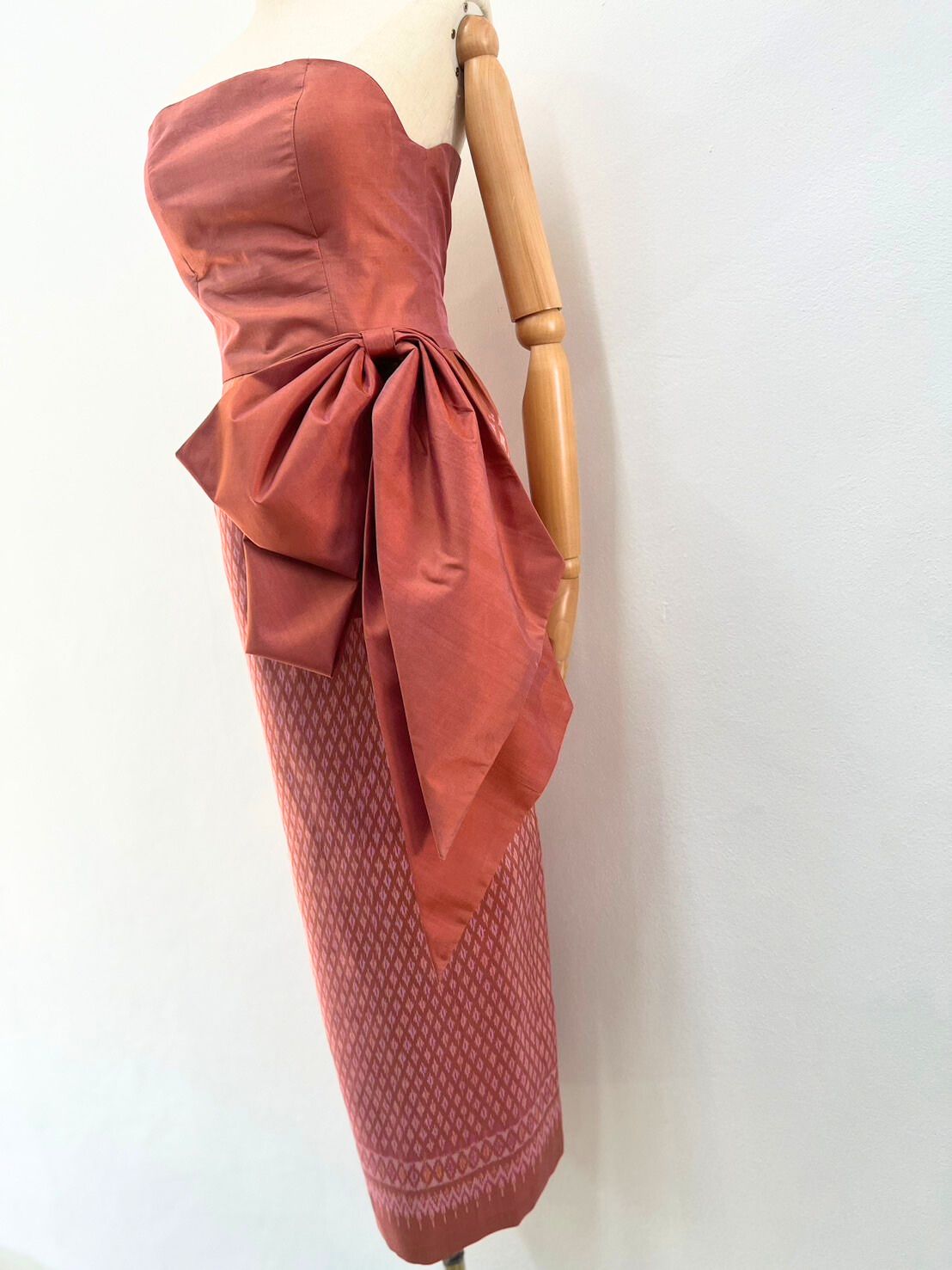 แบบตัดชุด เดรสผ้าไหม (ไม่รวมผ้า) chobmai x ARW รหัส CUT-ST-110867