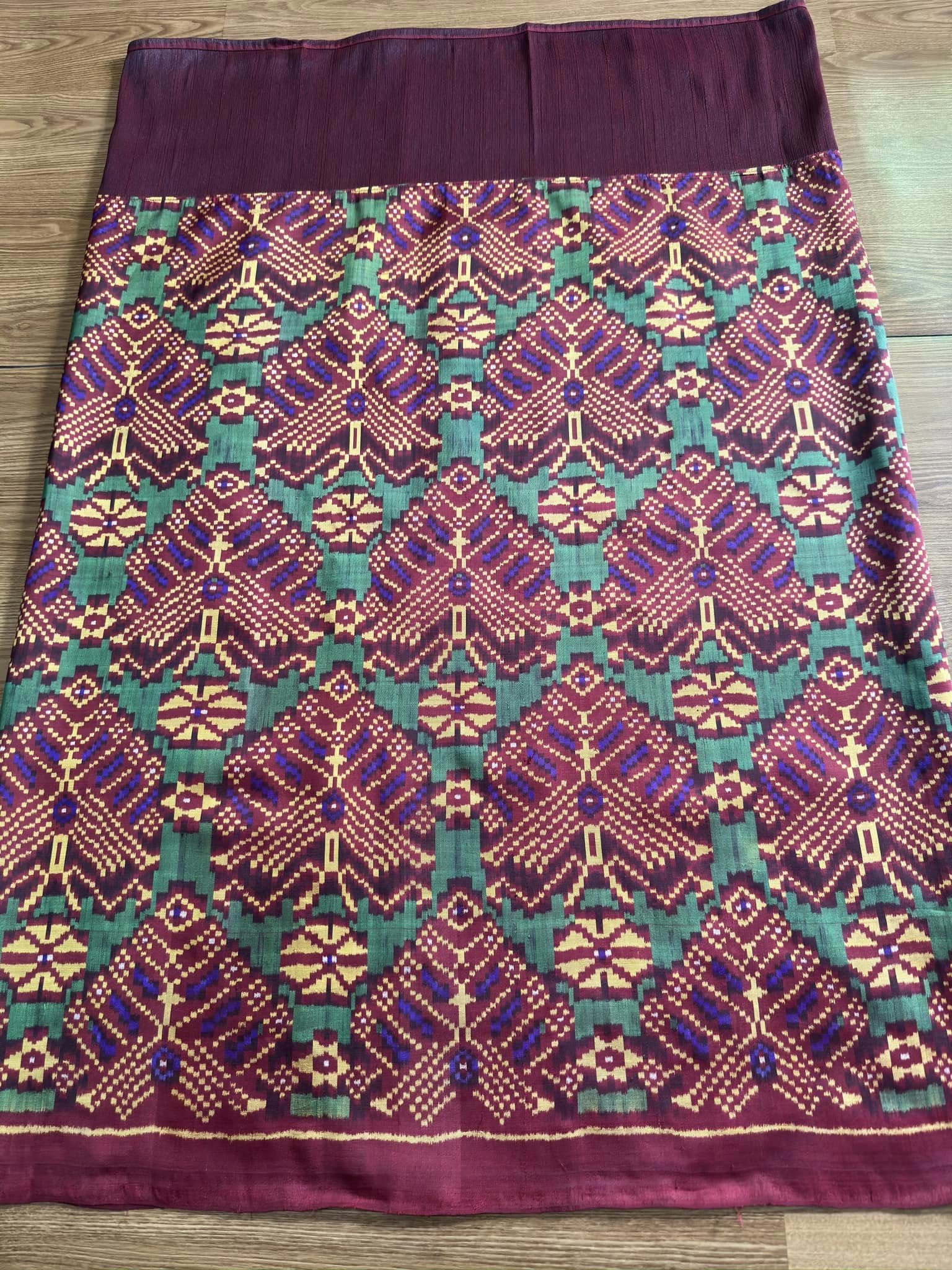 ซิ่น พระตะบอง ผ้าจามทอสามตะกอ ขนาด 110x150ซม พื้นสีน้ำตาลแดง รหัส N9-SIL-AJ1