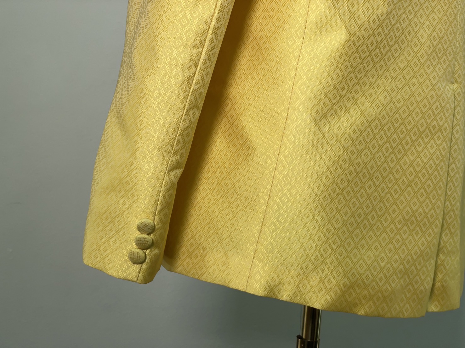 เสื้อสูทไหมคอพระราชทาน แขนยาว เนื้อยกดอก ไหมแท้ สีเหลือง Size M รหัส DM-AA-0122681