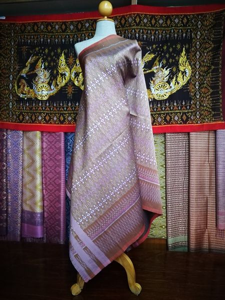 ซิ่น มัดหมี่ 3ตะกอ สีธรรมชาติ ไหมบ้านหมักโคน ขนาด 1x2เมตร พื้นสีน้ำตาล รหัส M3P-NY0118663