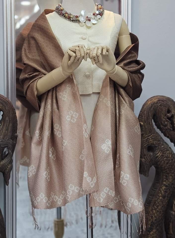 ผ้าคลุมไหล่ไหม ยกดอก มัดย้อม ไล่เฉดสี ขนาด 65x200ซม. เฉดสีน้ำตาล รหัส ZYE-TT-1207671