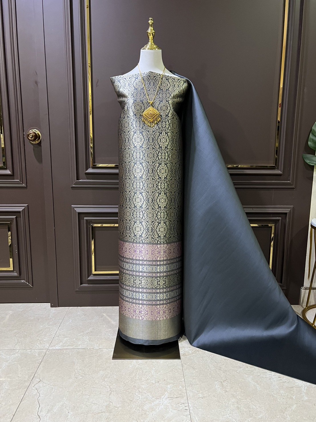 (ผ้าชุด)ผ้าไหมยกดอกลำพูน ยกดอกดิ้นทอง ขนาด 1.02x4.35เมตร ลายอินเดีย พื้นสีเทาเข้ม รหัส N90-29-TR0407