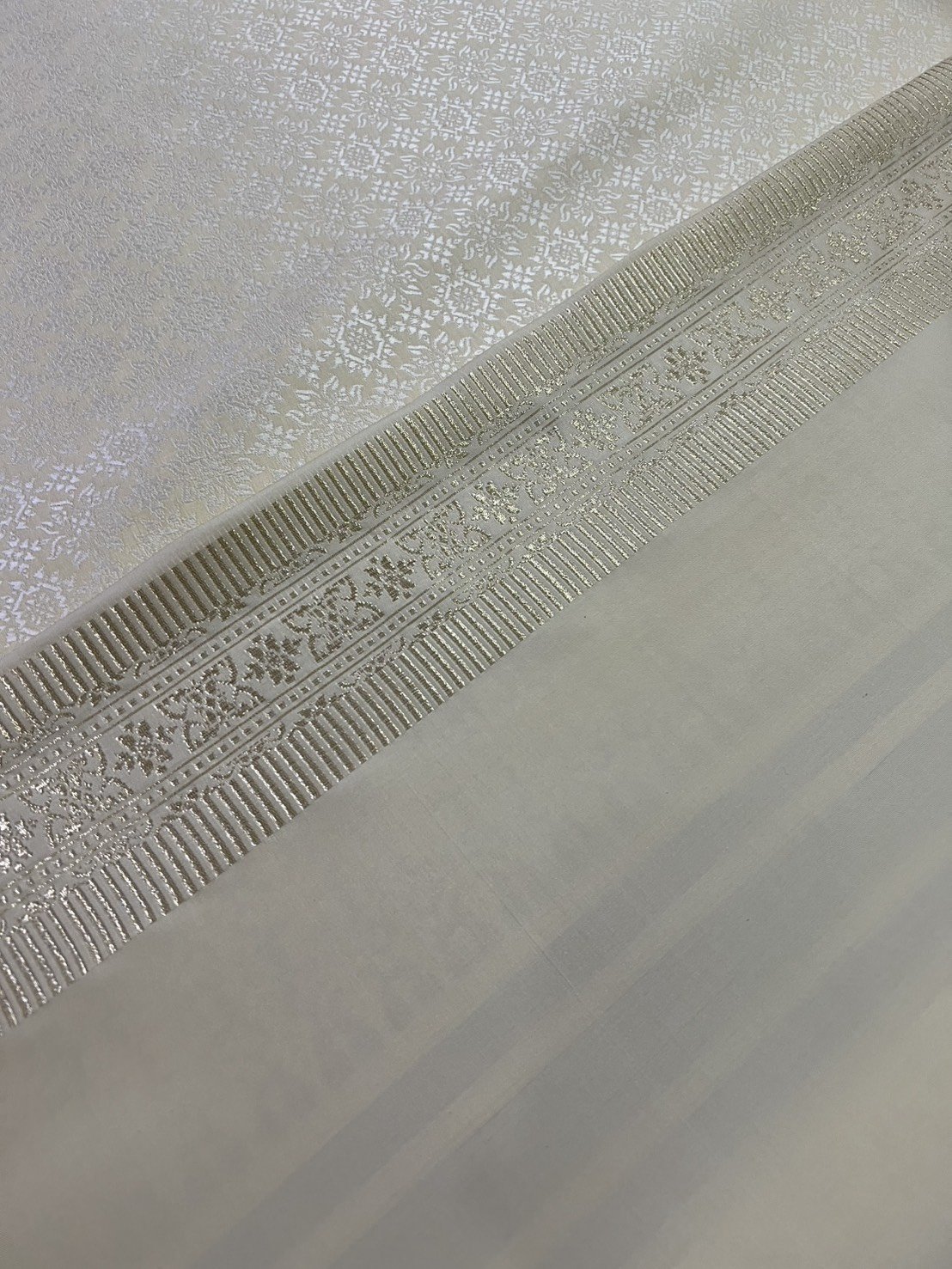 (ผ้าชุด)ผ้าไหมยกดอกลำพูน เกาะเชิงดิ้นทอง ขนาด 1.02x4.45เมตร ลายสุริยะฉาย พื้นสีเหลืองครีม รหัส N90-29-TR0553