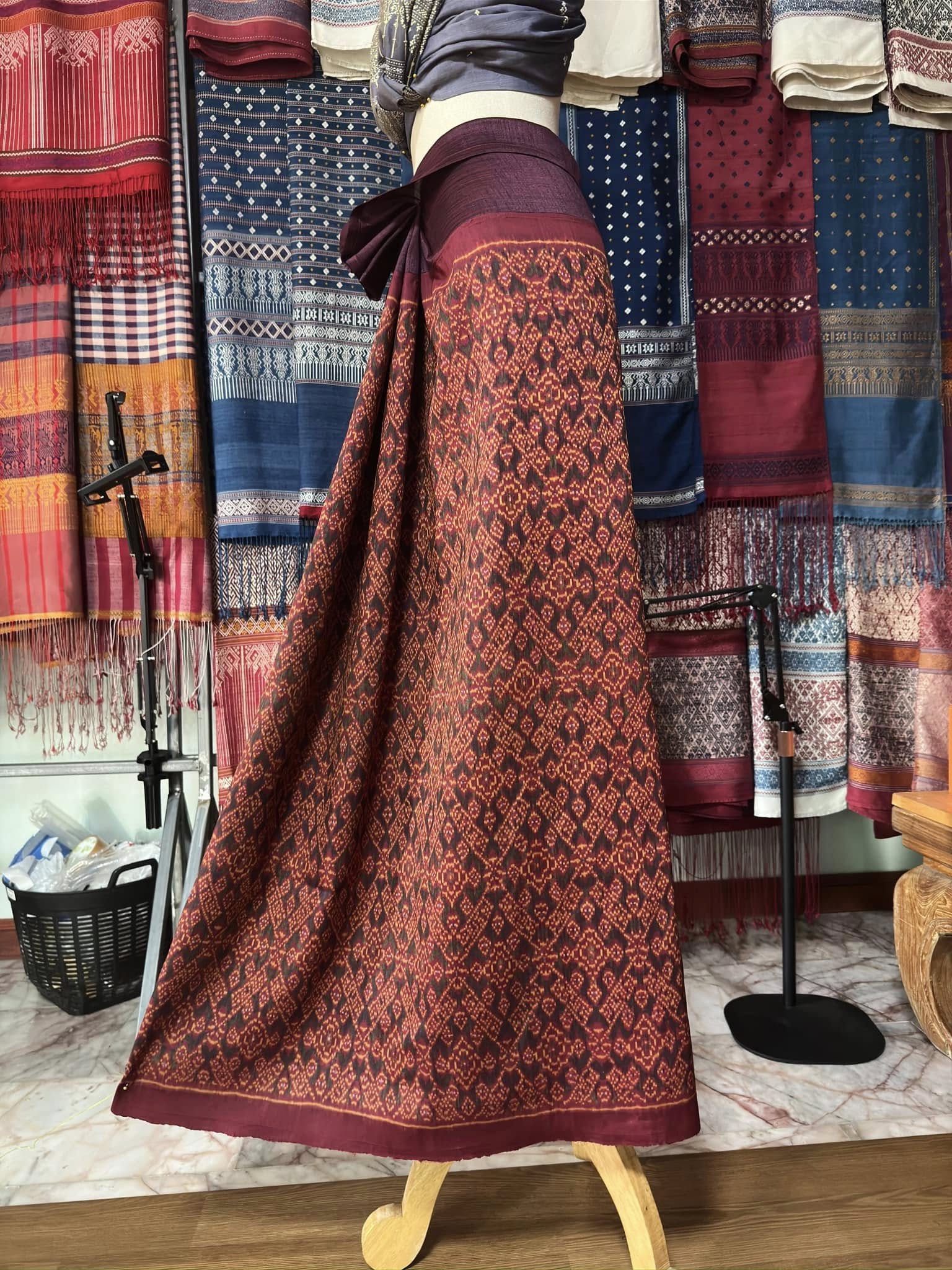 ซิ่น พระตะบอง ผ้าจามทอสามตะกอ ขนาด 118x150ซม พื้นสีม่วงแดง รหัส N9-SIL-AJ8