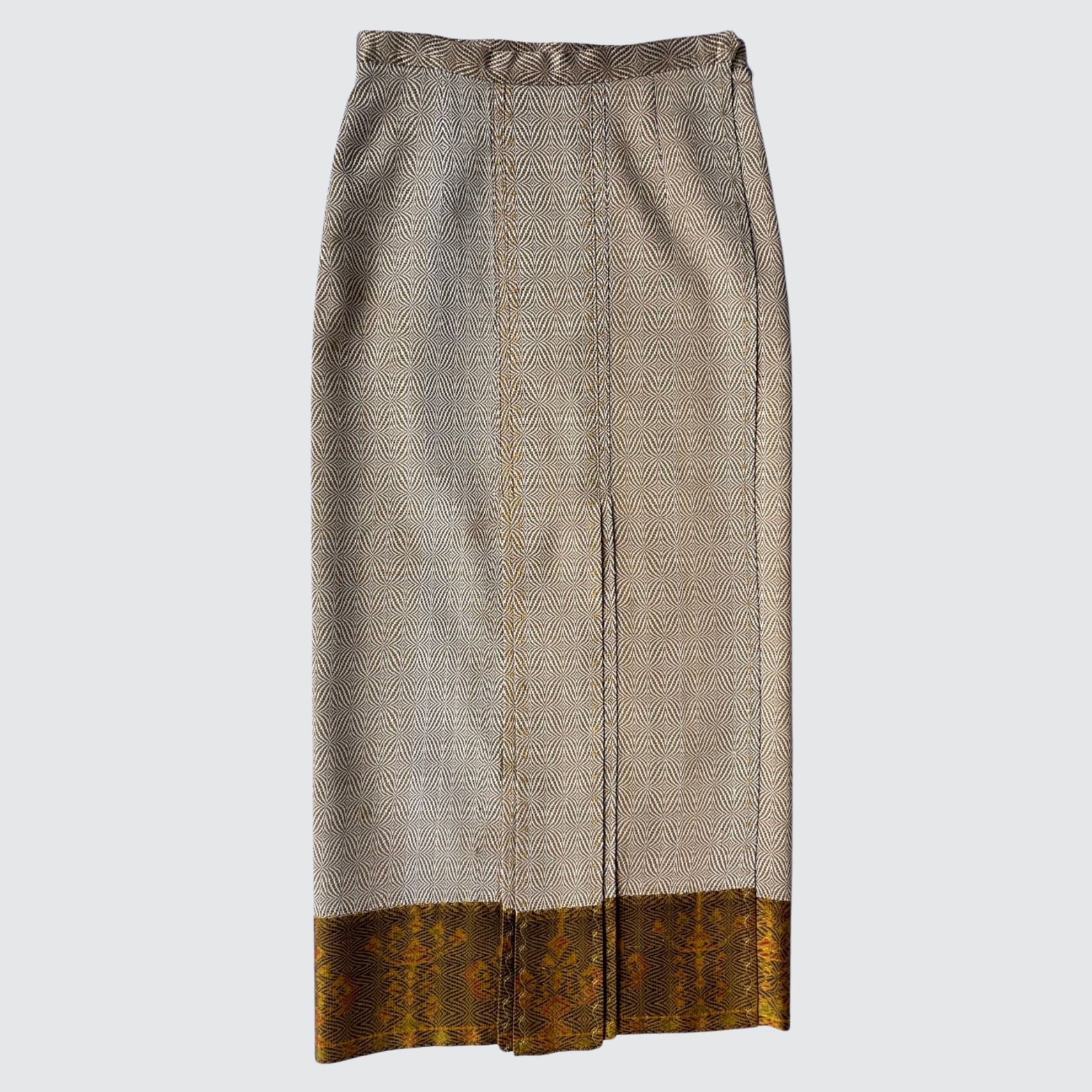 ผ้าถุงป้าย แบบเลื่อนตะขอตามไซส์ หน้านางกลาง ลายยกดอกลีลาวดี สีน้ำตาลเบจ รหัส WM-PTS-1009681429