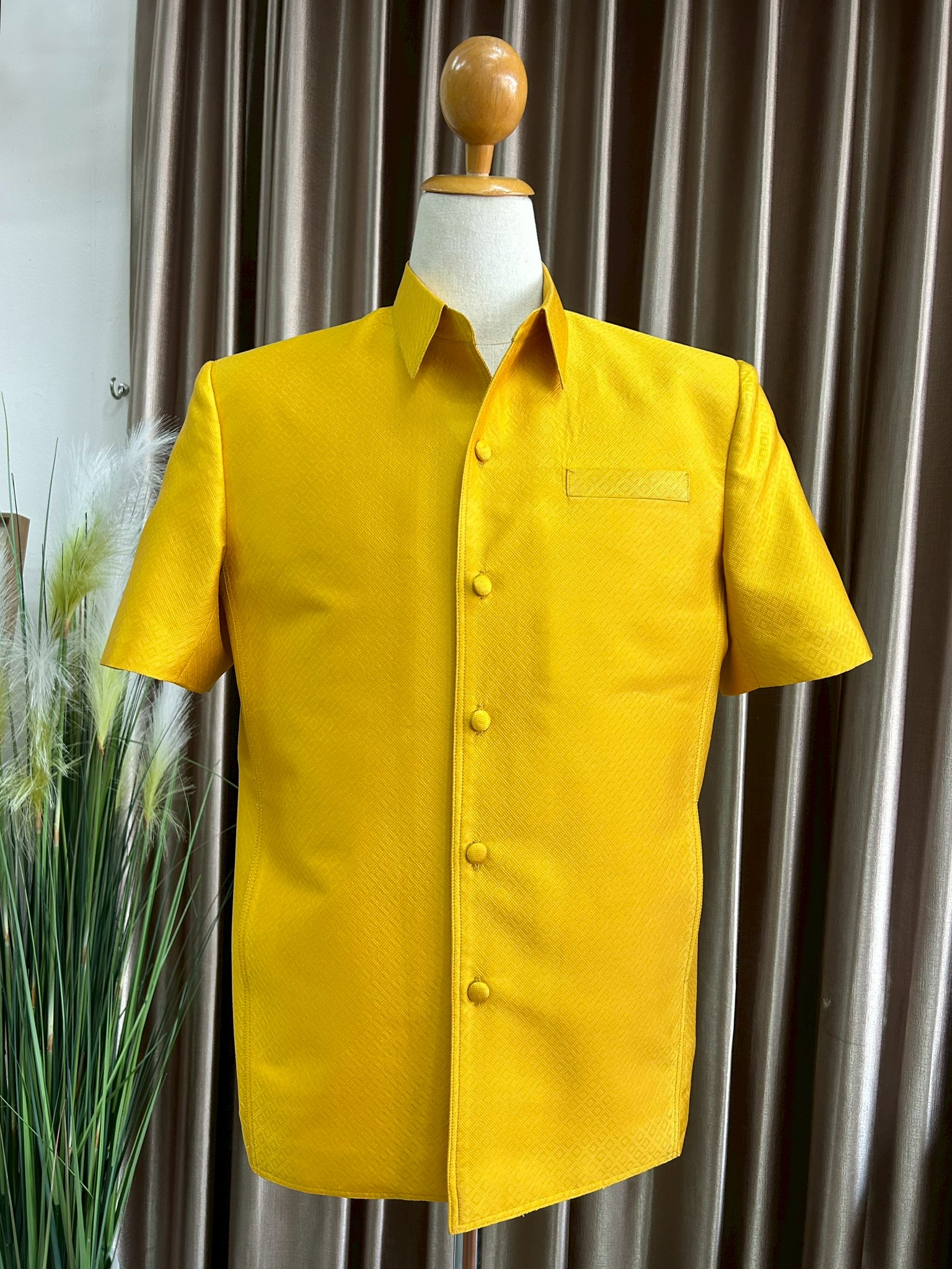 เสื้อสูทไหม แขนสั้น คอพระราชทาน ยกดอกลูกแก้ว สีเหลือง อก44นิ้ว รหัส DT-PK-033168105
