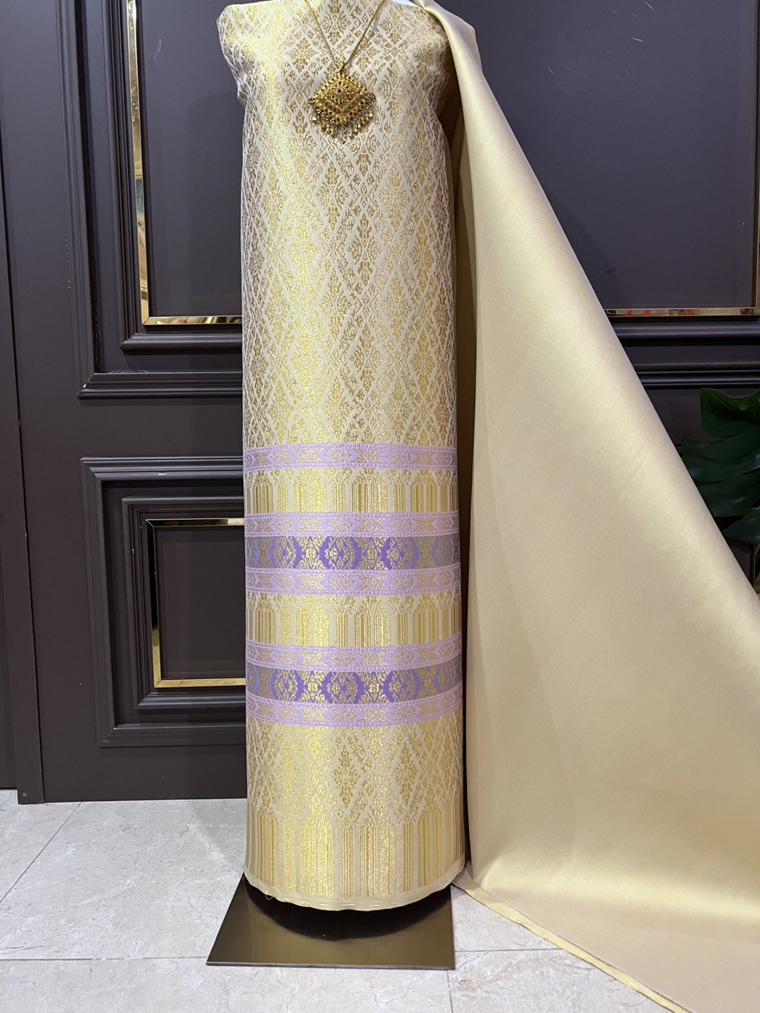 (ผ้าชุด)ผ้าไหมยกดอกลำพูน เกาะเชิงดิ้นทอง ขนาด 1.02x4.30เมตร ลายราชสำนัก พื้นสีเหลืองทอง รหัส N90-29-R0018