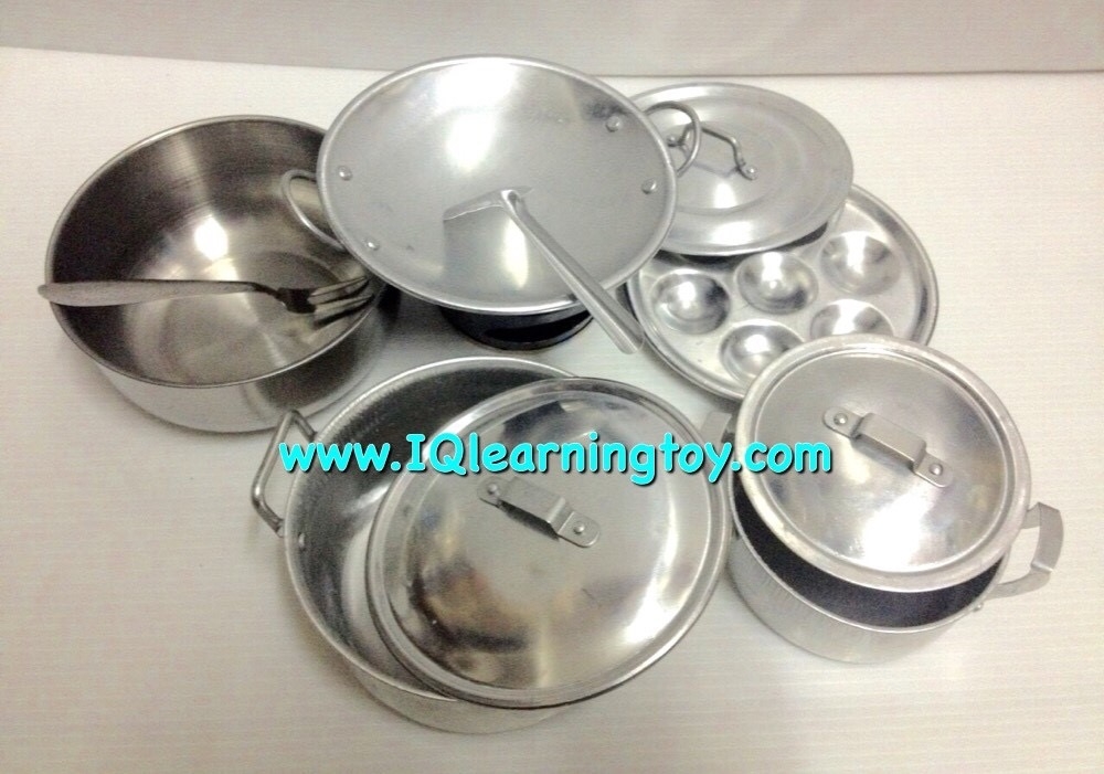 Mini-Kitchen ชุดครัวอลูมิเนียม ประกอบด้วเตาแก้สและหม้อ กระทะและอุปกรณ์ทำอาหารต่างๆ สร้างความสัมพันธ์และฝึกจินตนาการให้เด็กๆได้ดี ส่งฟรี