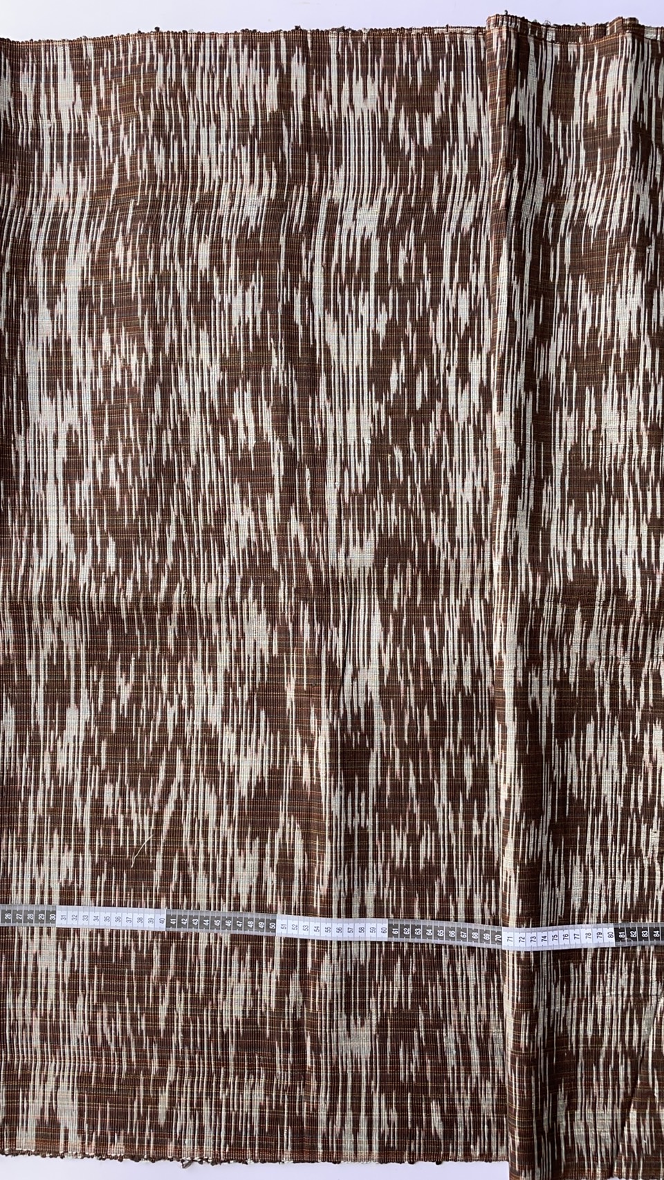 ผ้าไหมลายพิเศษ มัดหมี่เนื้อหนา ไหมแท้ ลายพร่างพรม สีน้ำตาลเข้มสลับสีขาว ตัดขายเป็นเมตร รหัส MMFZ-NY-SKU-44319